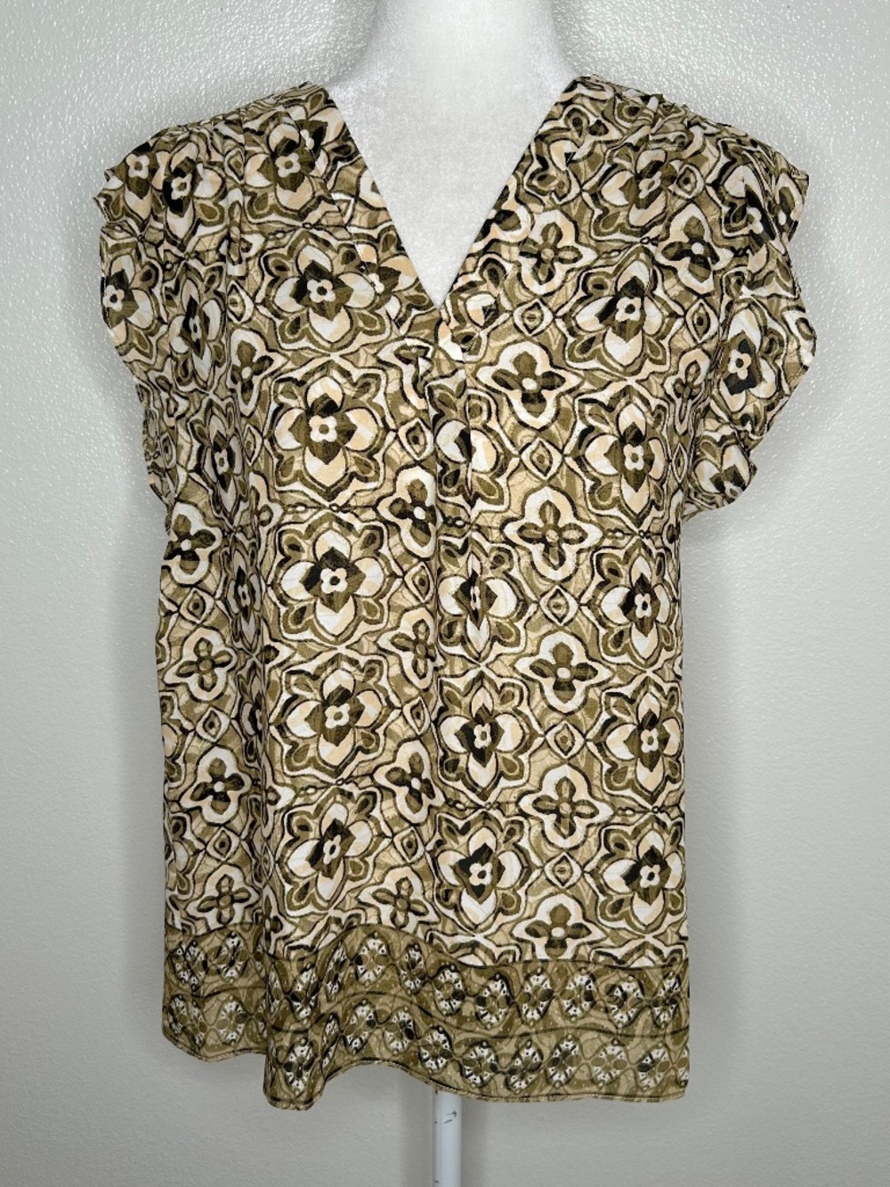 New CHAUS Womens V-Neck Patterned Top Blouse Flutter Cap Sleeve Size M NWT